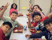5th grade students eating lunch