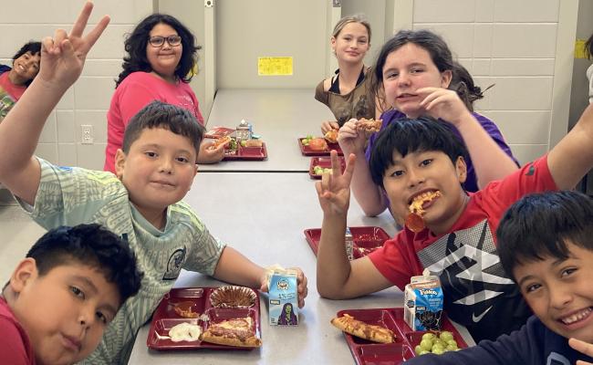 5th grade students eating lunch