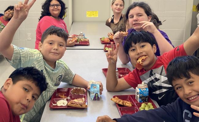5th grade students eating lunch